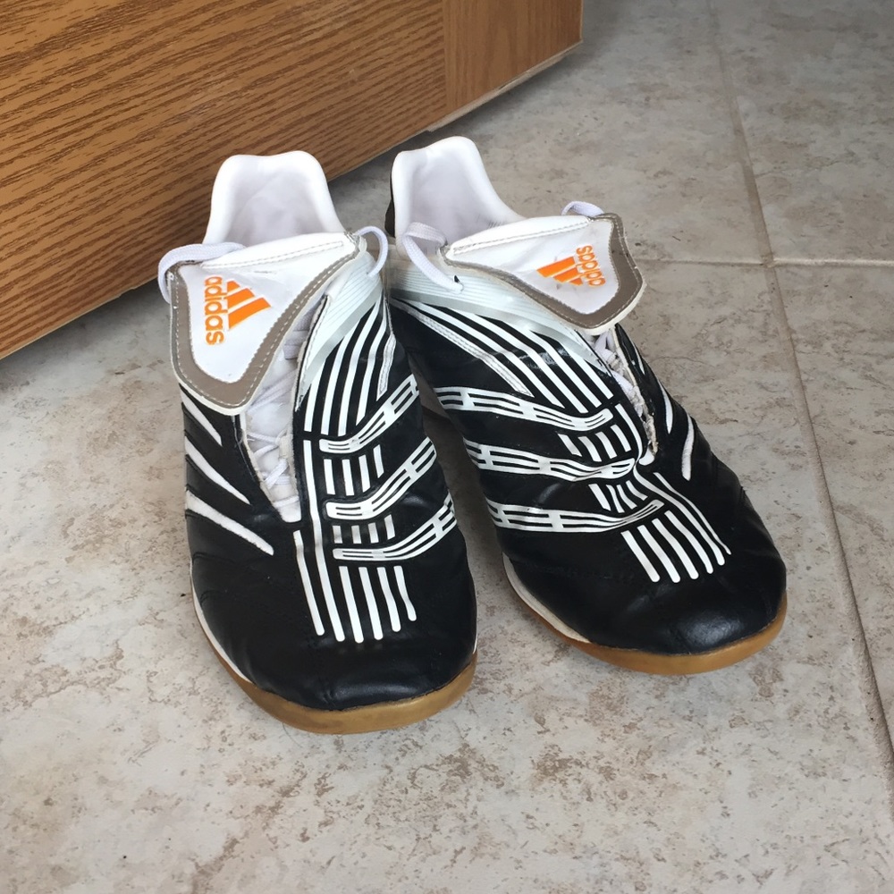 Very Nice Adidas Men’s Indoor Soccer Shoes Size 9